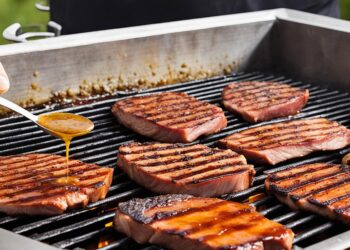 Zubereitung einer Würzmarinade beim Grillen